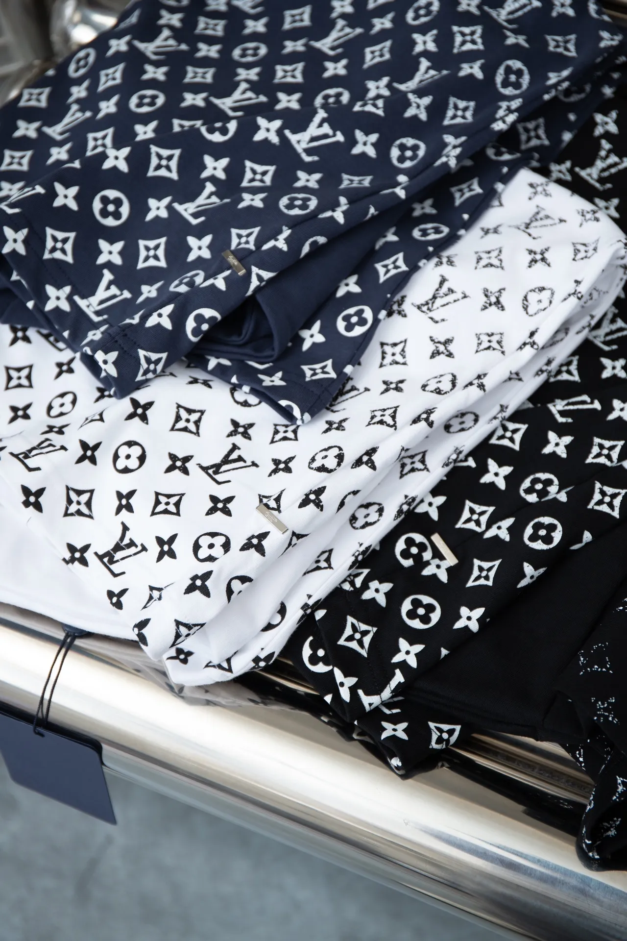 🅿️180 High-quality Lv 2025 early spring new style, MONOGRAM presbyopic gradient short-sleeved T-shirt, which uses digital printing technology to render pixel light and shadow for the Monogram gradient pattern. Its silk-screen texture and knitting effect complement each other, and the logo hardware is customized on the side. Synchronized with the official website, pure cotton fabrics at the counter! Comfortable against the skin, durable and easy to wear, meticulous original craftsmanship, custom-made 260g vat-dyed fabric, very comfortable to the touch, latest brick cabinet synchronization, OS off-shoulder version, fashionable and individual, super versatile and good-looking, very suitable for both men and women, must-have style, hang tag, collar label, washed wheat, complete with three labels S M L XL
